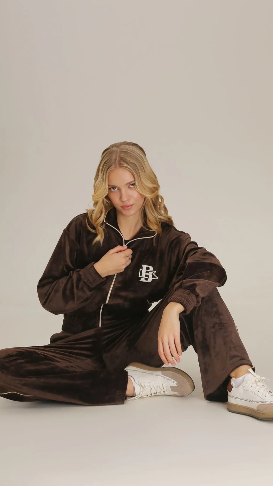 М’які велюрові штани з легким блиском, вільний крій для комфорту (зображення 1 з 5)