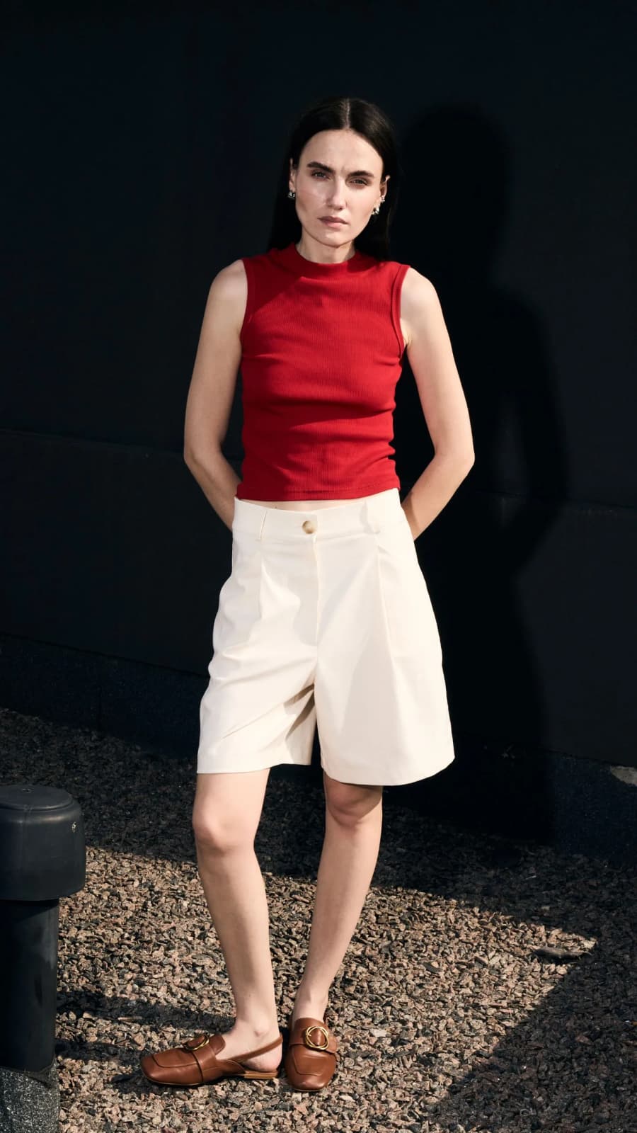 Жіночі бермуди молочного кольору з віскози, висока посадка, прямий крій до коліна. (зображення 1 з 5)