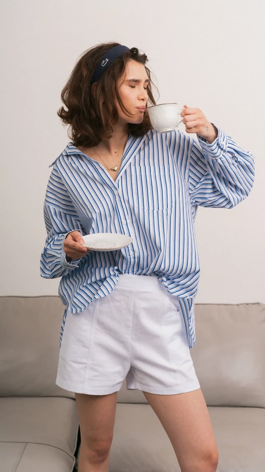 Шорти мокко на моделі, повний зріст, мінімалістичний інтер’єр (зображення 1 з 7)